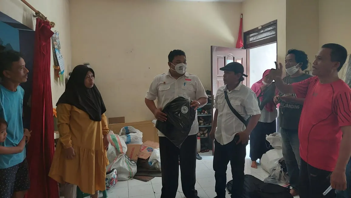 Wakil Sekretaris DPC PDIP Kunjungi Kampung Tas Gadukan, Warga Berterima Kasih pada Eri-Armuji