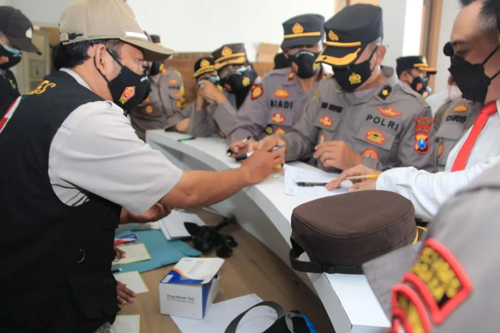 Pastikan tak Terlibat Narkoba, Polrestabes Surabaya Gelar Tes Urine ke PJU dan Kapolsek