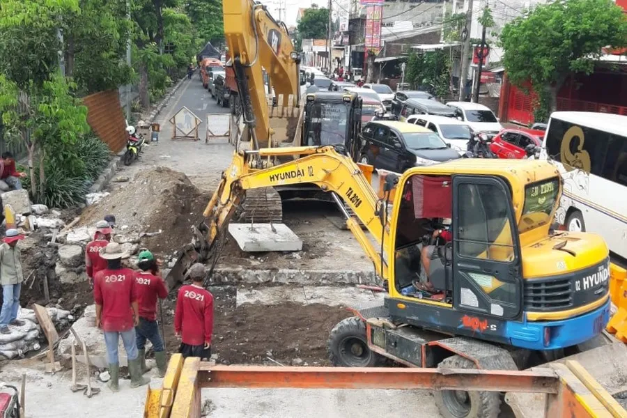 Cegah Genangan di Jalan Kedung Cowek, Pemkot Surabaya Bangun Saluran yang Terhubung ke Laut
