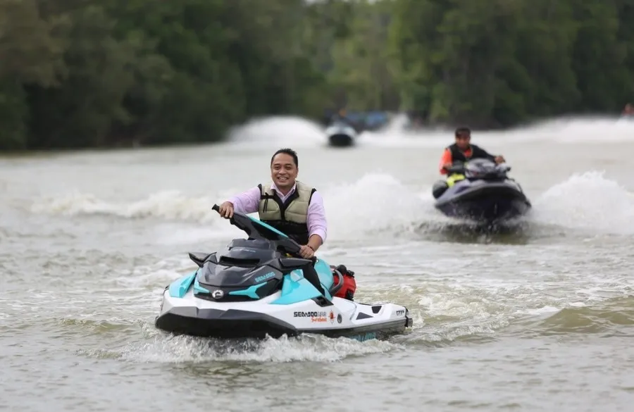 Kembangkan Wisata Pesisir, Pemkot Surabaya Beri Bantuan Perahu kepada Nelayan Romokalisari