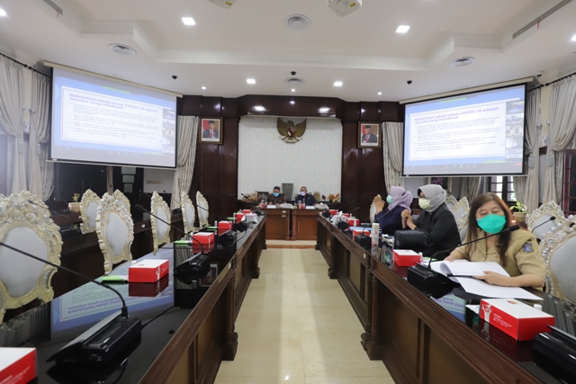 Rapat persiapan vaksinasi Covid untuk yang pertama kalinya di Balai Kota.
