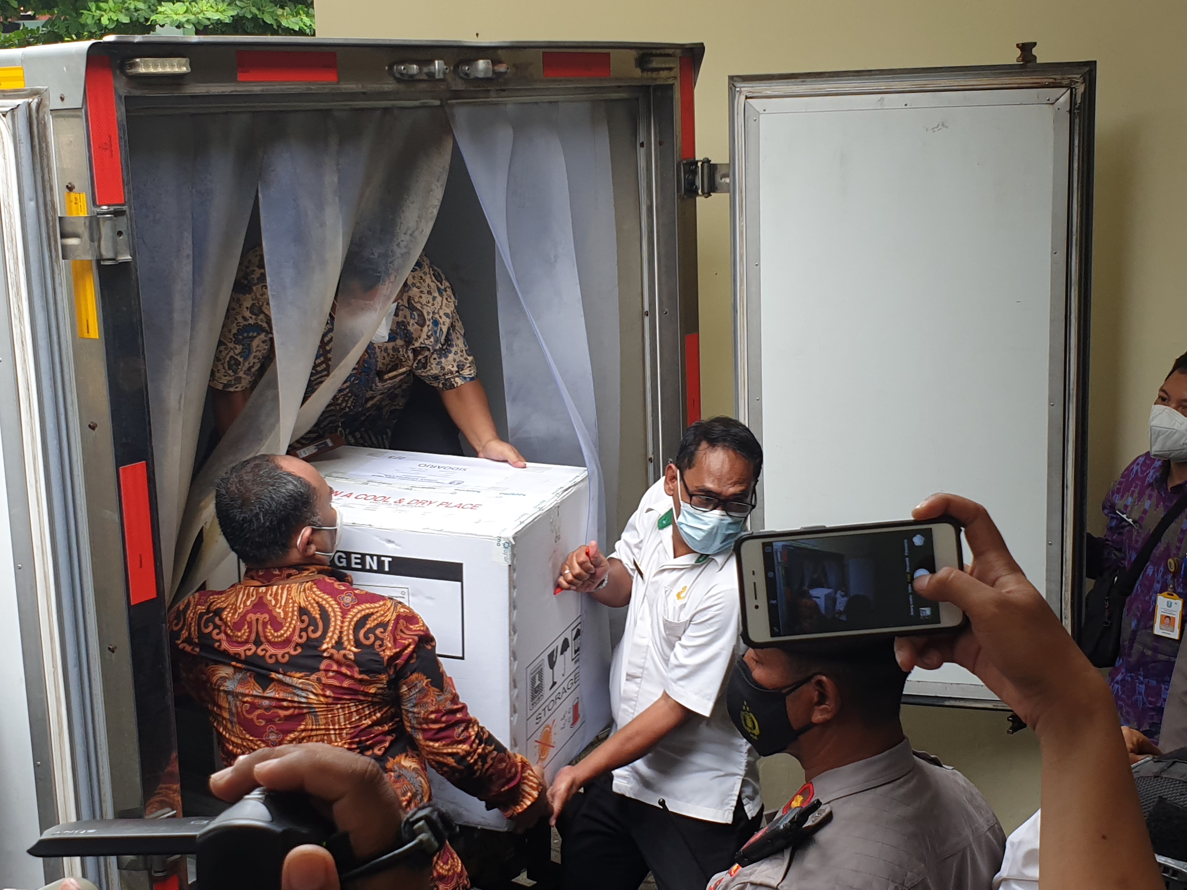 Vaksin Covid-19 Sinovac saat tiba di Dinas Kesehatan Kabupaten Sidoarjo