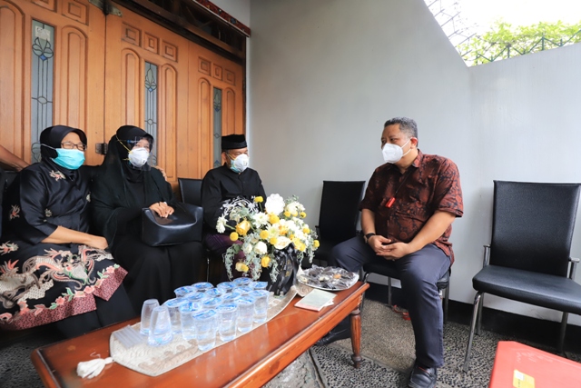Foto 1: Plt Wali Kota Surabaya, Whisnu Sakti Buana takziah ke rumah duka almarhum Fadly Satrianto. Foto 2: Jenazah almaruh Fadly Satrianto diberangkatkan menuju pemakaman
