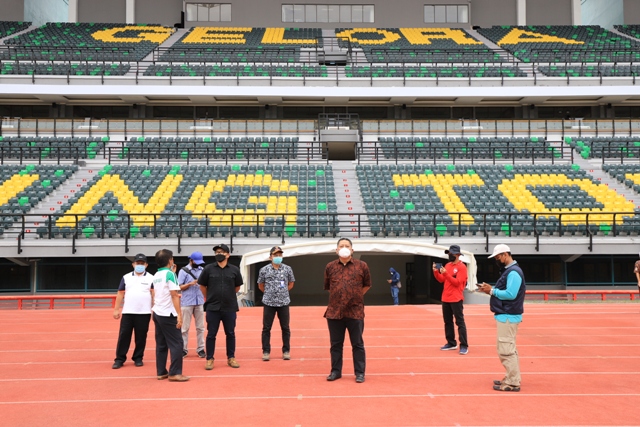 Plt Wali Kota Surabaya, Whisnu Sakti Buana bersama jajarannya meninjau Gelora Bung Tomo (GBT), Senin (18/01/2021).