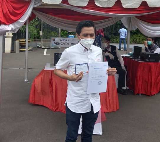 Sekretaris Komisi B DPRD Kota Surabaya, Mahfud menunjukkan sertifikat keikutsertaan program vaksinasi di Balai Kota Surabaya.