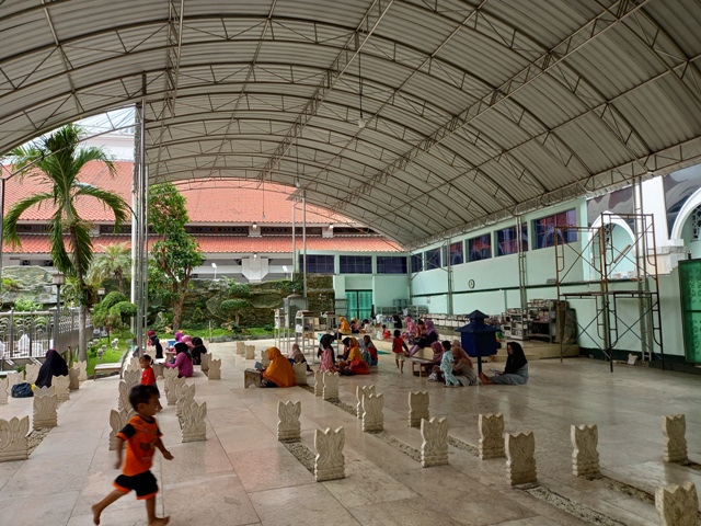 Wisata religi makam Sunan Ampel.