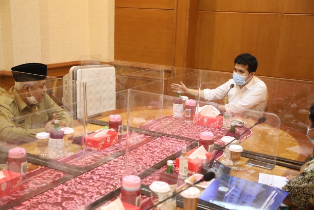 Wakil Gubernur Jawa Timur, Emil Dardak Saat Memimpin Rapat Koordinasi bersama Bupati Malang Sanusi, Direktur KEK Singosari David dan jajaran Pejabat Pemkab Malang, di Gedung Negara Grahadi,