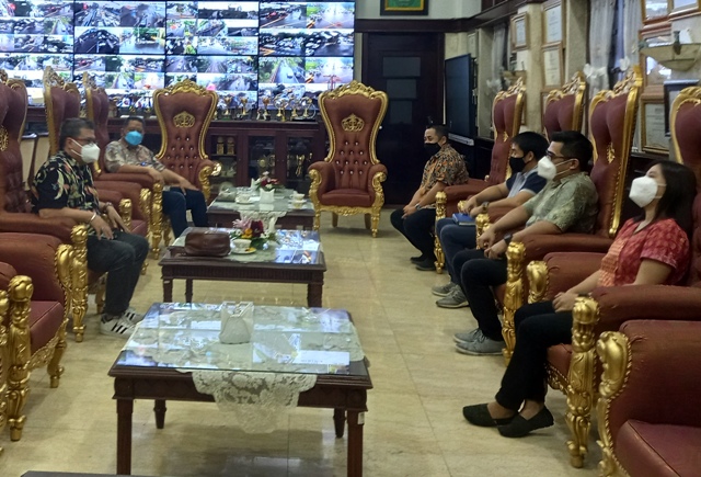 Pertemuan Pemerintah Kota Surabaya bersama Gaperhu di ruang kerja Wali Kota.