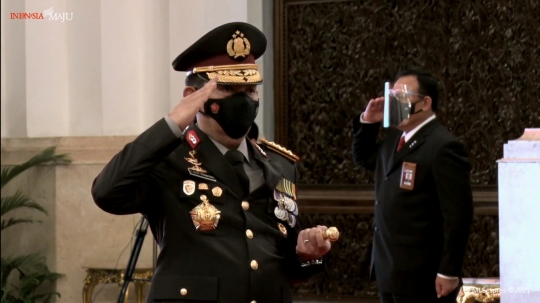 Kapolri Jenderal Listyo Sigit Prabowo melakukan hormat ketika lagu Indonesia Raya diputar seusai pelantikan di Istana Merdeka, Jakarta, Rabu (27/1/2021). 