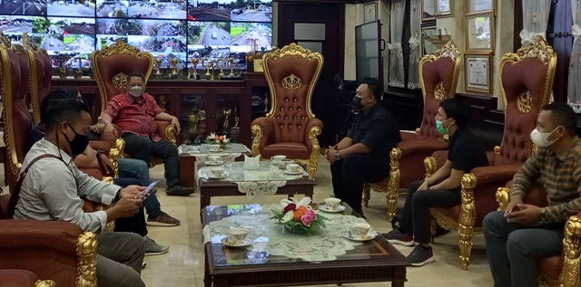PLT Wali Kota Surabaya, Whisnu Sakti Buana saat bertemu dengan perwakilan Paguyuban Pemilik Warkop/Giras se-Surabaya