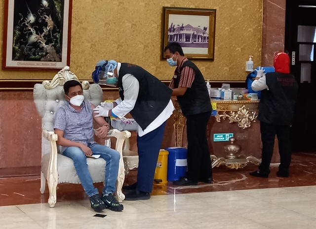 Wakil Ketua Fraksi PKB DPRD Surabaya, Mahfudz saat mengikuti vaksinasi di Lobby lt 2 Balai Kota Surabaya.