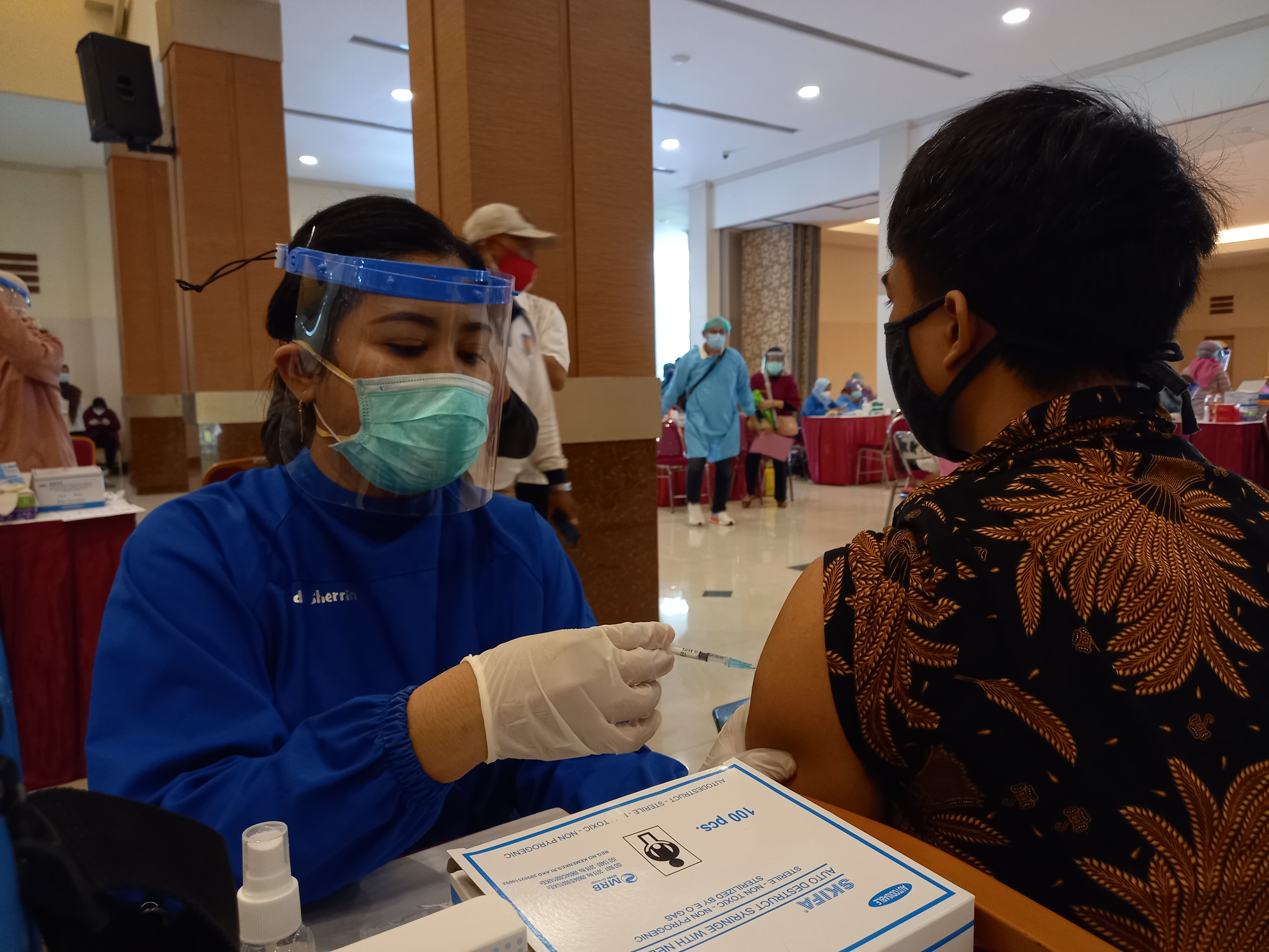 Dokumentasi pelaksanaan vaksinasi tenaga kesehatan di Kota Surabaya