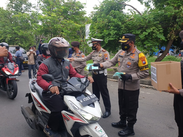 Kapolresta Sidoarjo, Kombes Pol Sumardji saat bagi-bagi masker di bundaran Taman Pinang Sidoarjo, Senin (1/2/2021).