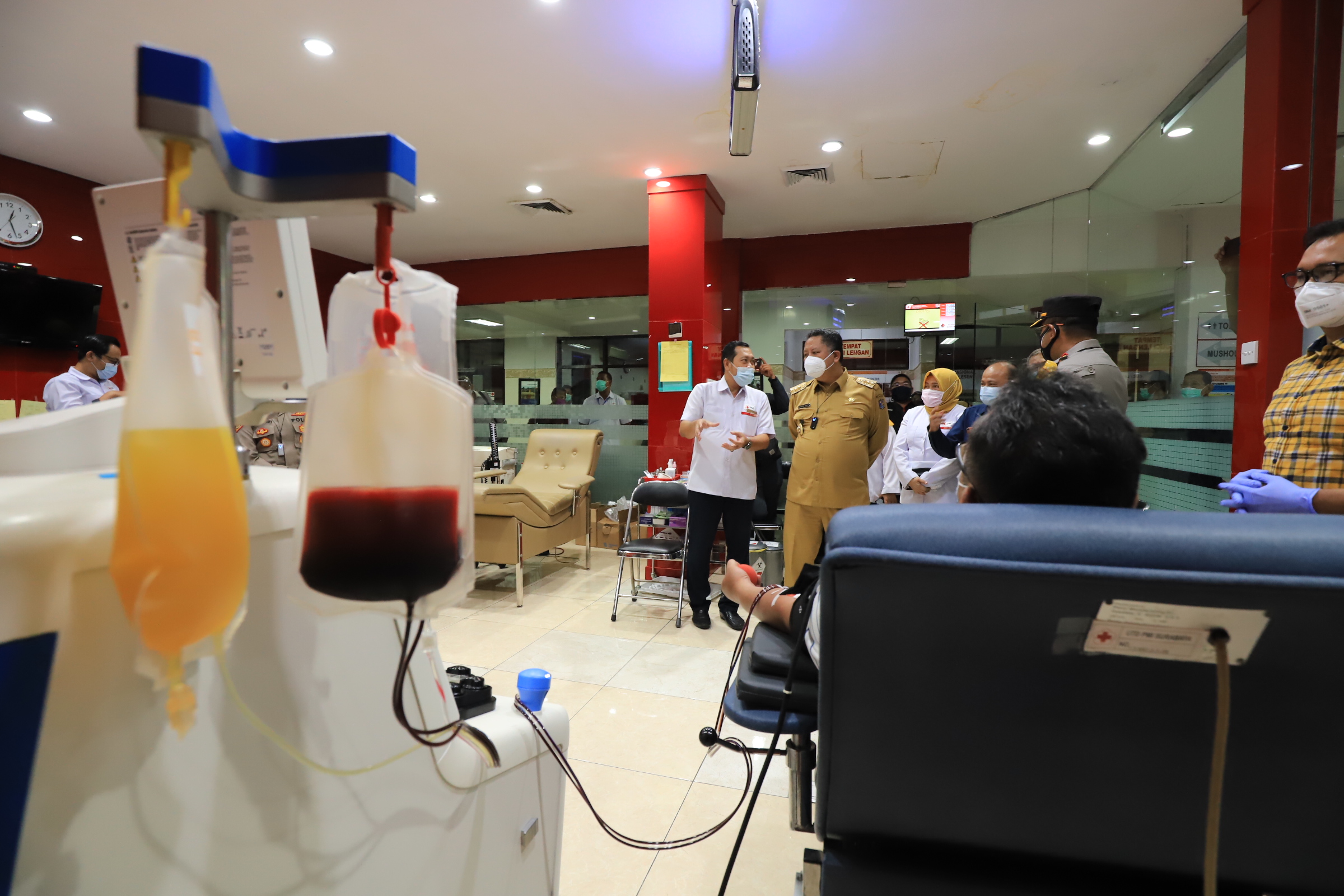 Donor plasma konvalensen saat ditinjau Plt Wali Kota Surabaya, Whisnu Sakti Buana dan Kapolrestabes Surabaya, Kombes Pol Johnny Eddizon Isir, S.I.K., M.T.C.P.