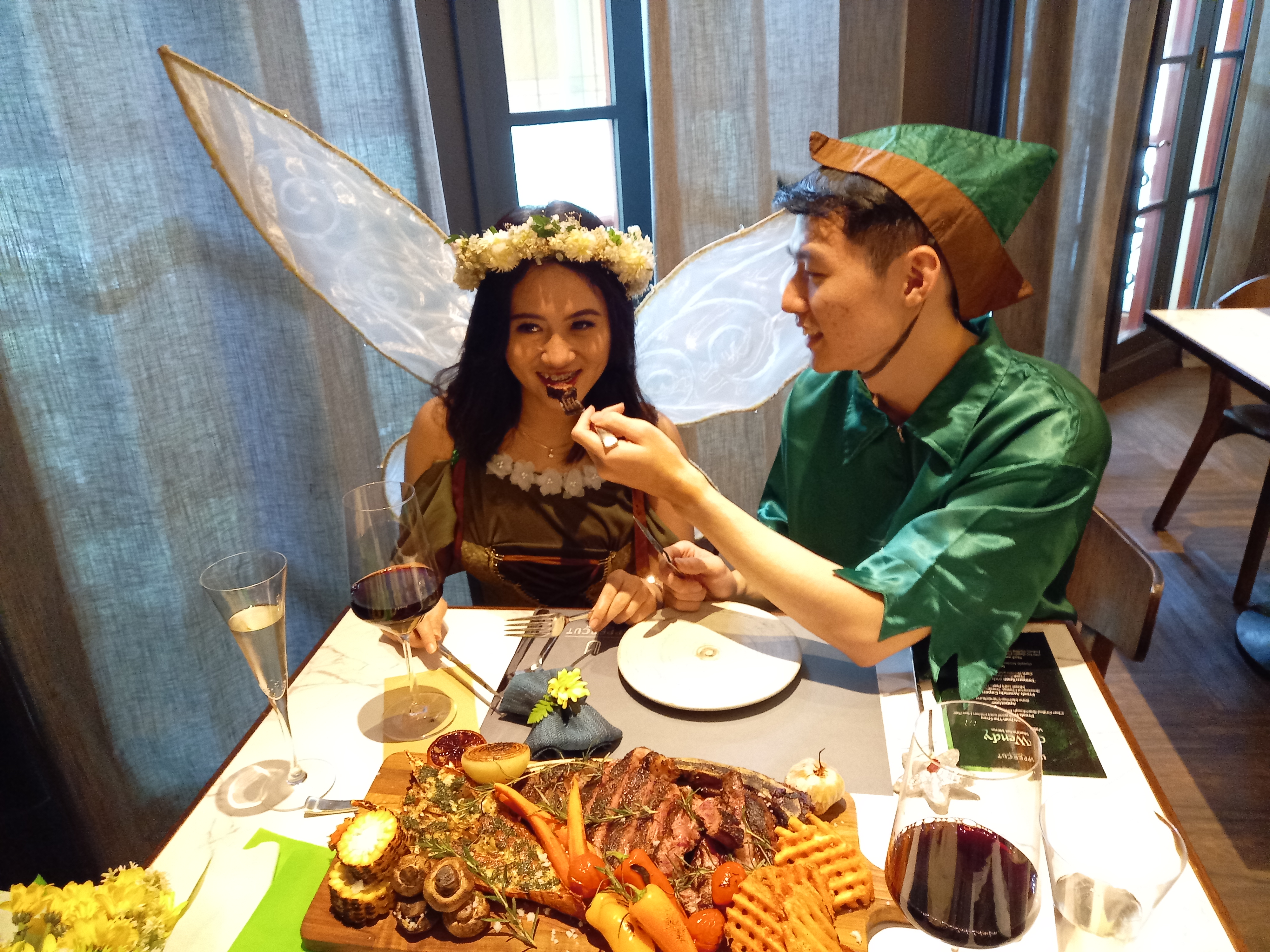 Model berkostum ala Neverland saat merasakan hidangan Valentine Day