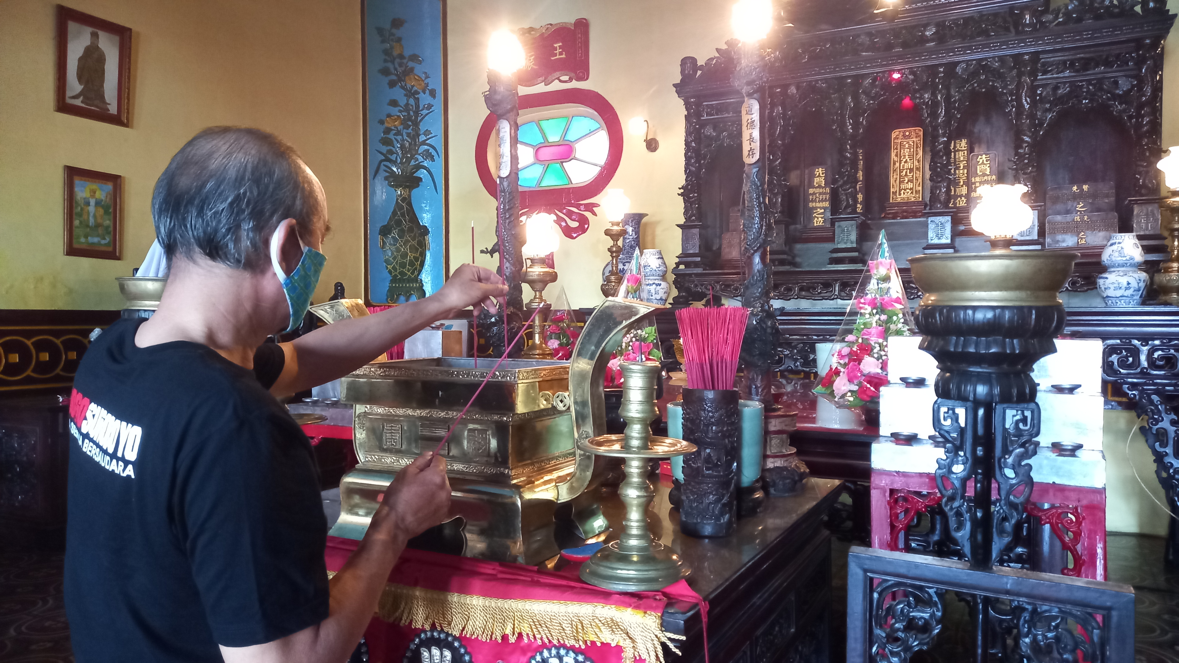Suhu Liem Tiong Yang saat melakukan sembayang di Klenteng Boen Bio Surabaya