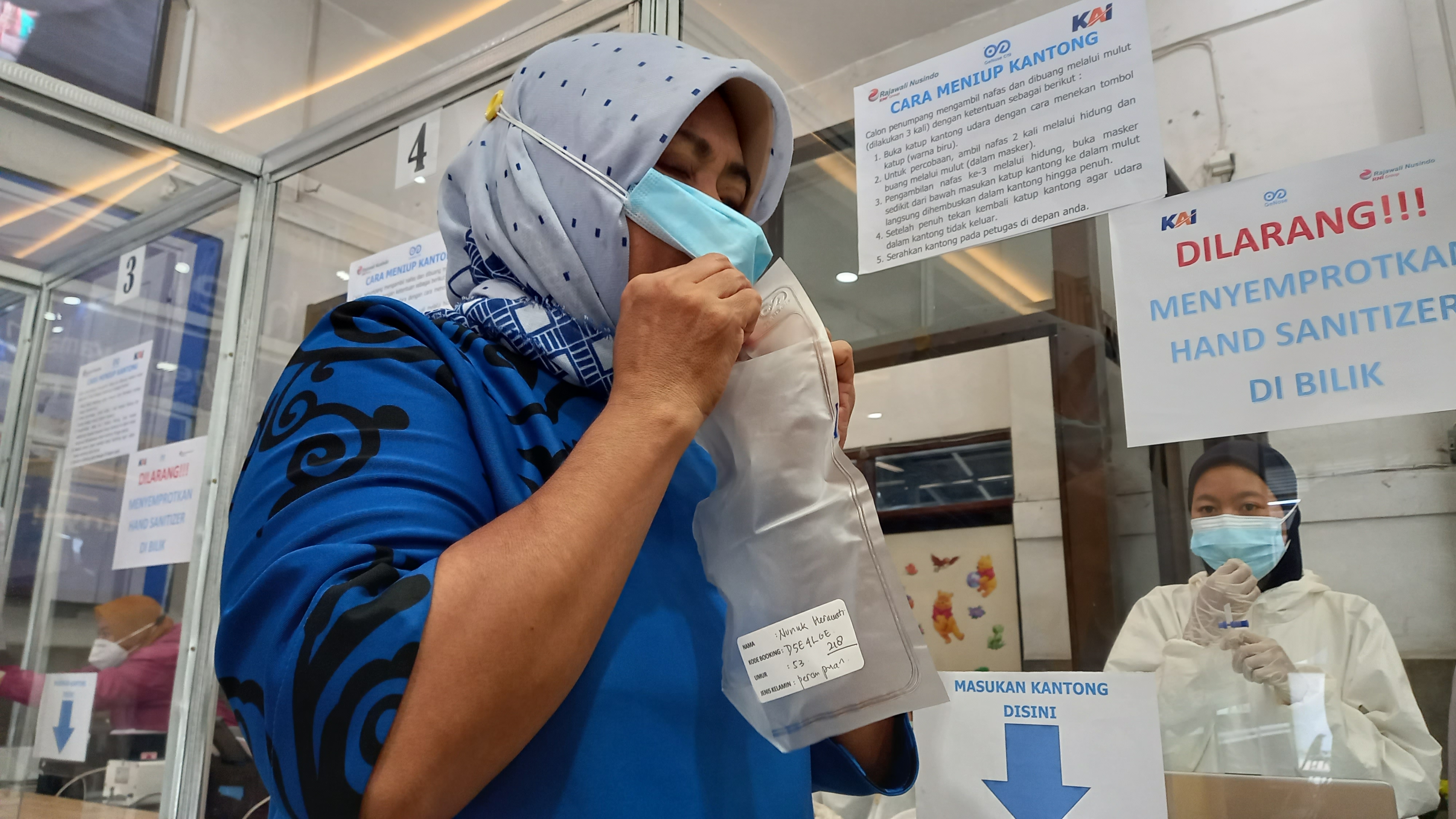 calon penumpang KA menjalani tes GeNose di Stasiun Pasar Turi, Surabaya