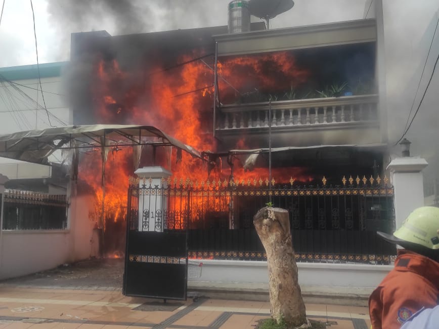 Kebakaran rumah di Jalan Taman Ais Nasution 31 Surabaya, Senin (15/2/2021).