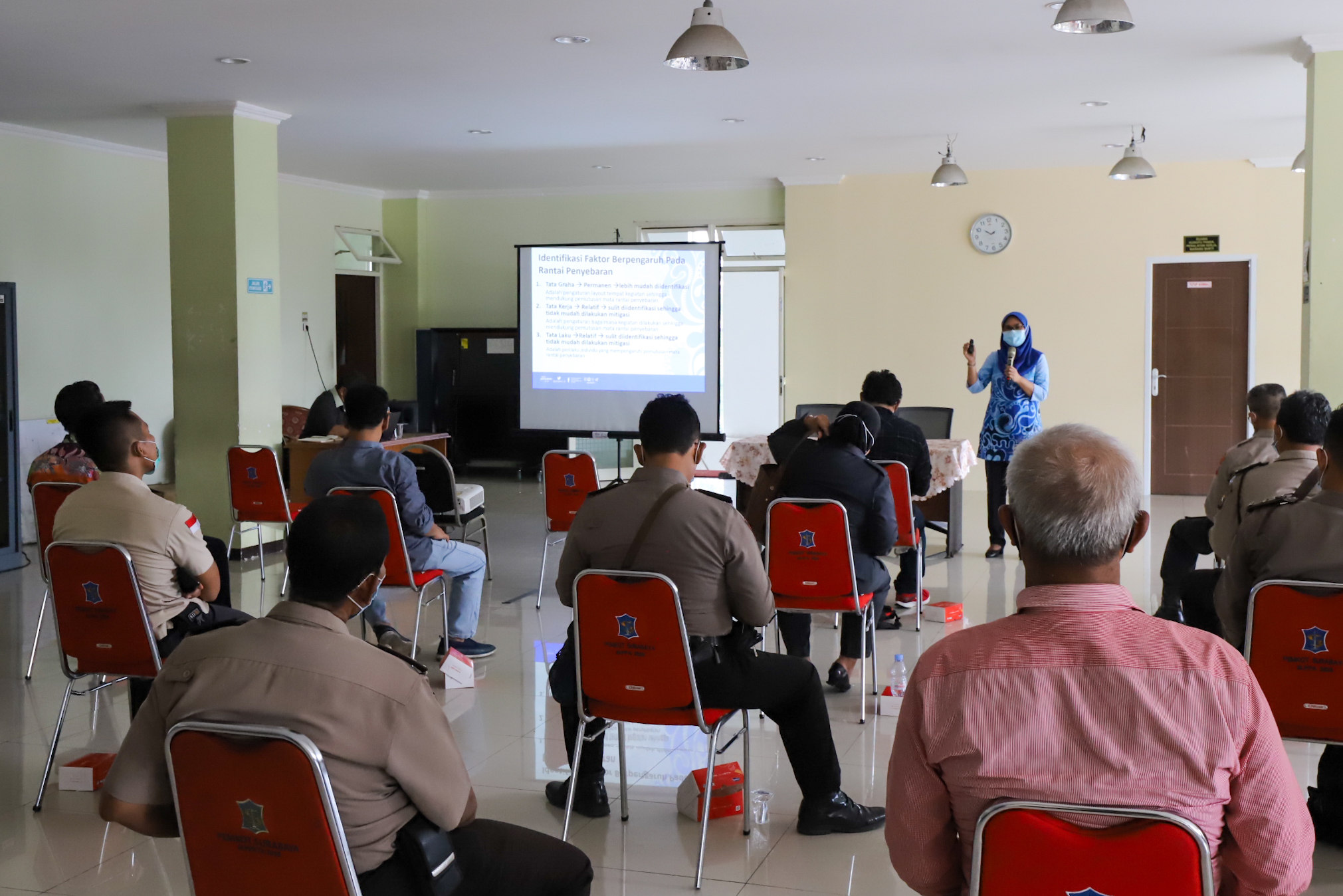 Pelatihan tracing dan asesmen di lantai 3 gedung Satpol PP Kota Surabaya. 