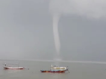 Tangkapan layar video belalai air (waterspout) yang terjadi di Pantai Kenjeran, Surabaya.