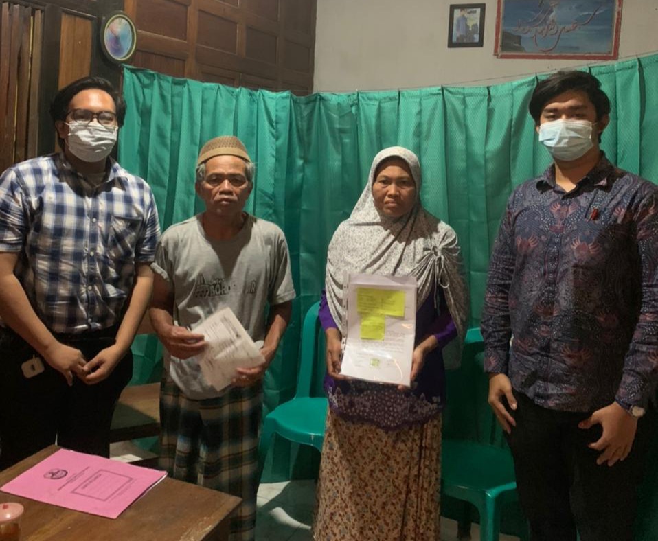 Koperasi Syariah Tabung Haji Umroh saat menjemput berkas di rumah calon jamaah di Malang, Jatim 