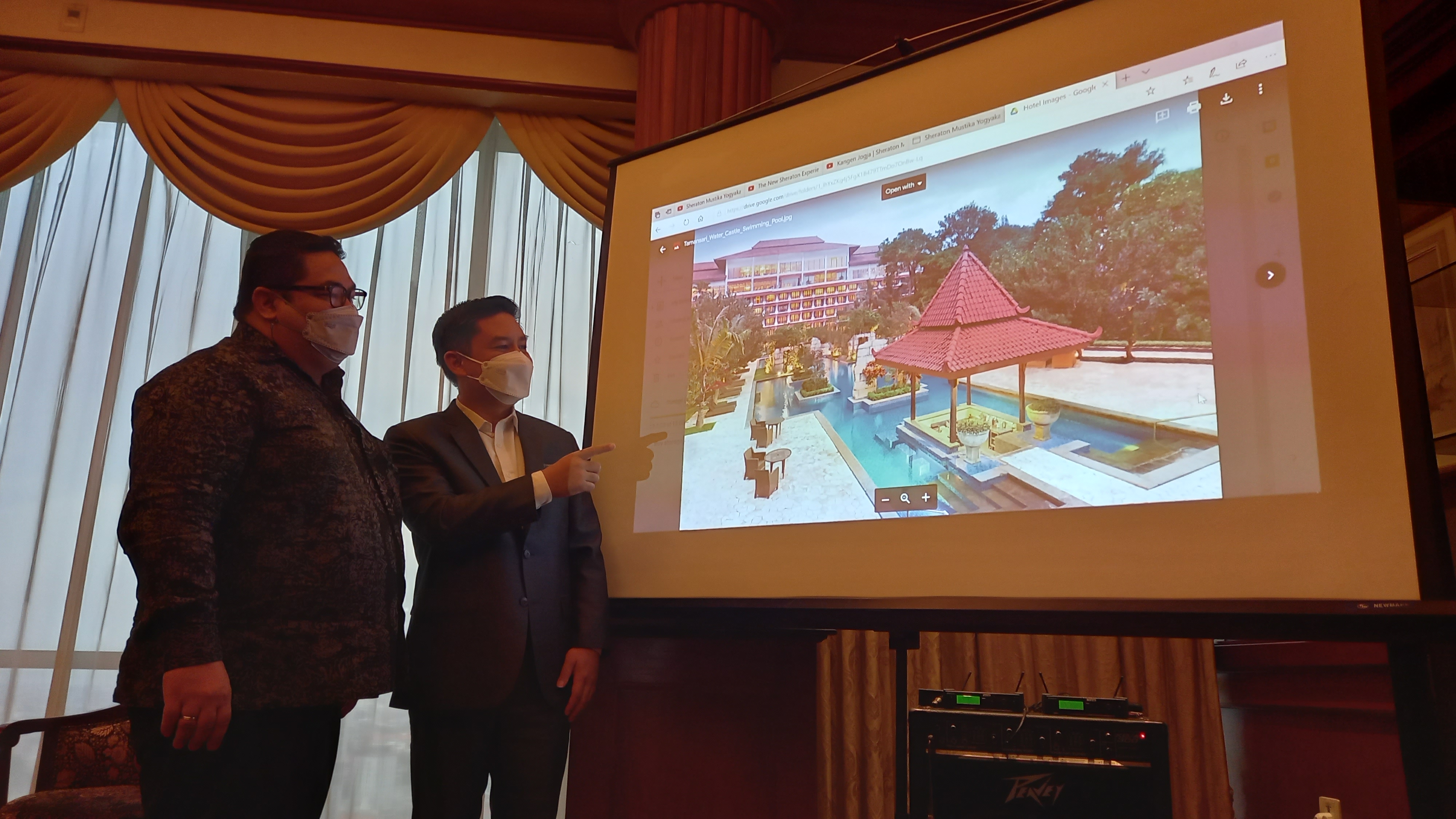 General Manager, Harry Suryadharma bersama Asst. Director of Sales & Marketing, Syahrial Lubis menunjukkan transformasi Hotel Sheraton Mustika Resort and Spa Yogyakarta