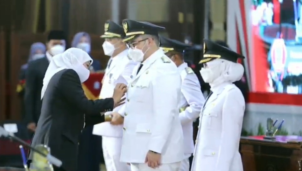 Prosesi pelantikan Bupati dan Wakil Bupati Kediri Terpilih, Hanindhito Himawan Permana dan Dewi Mariya Ulfa oleh Gubernur Jawa Timur, Khofifah Indar Parawansa. 