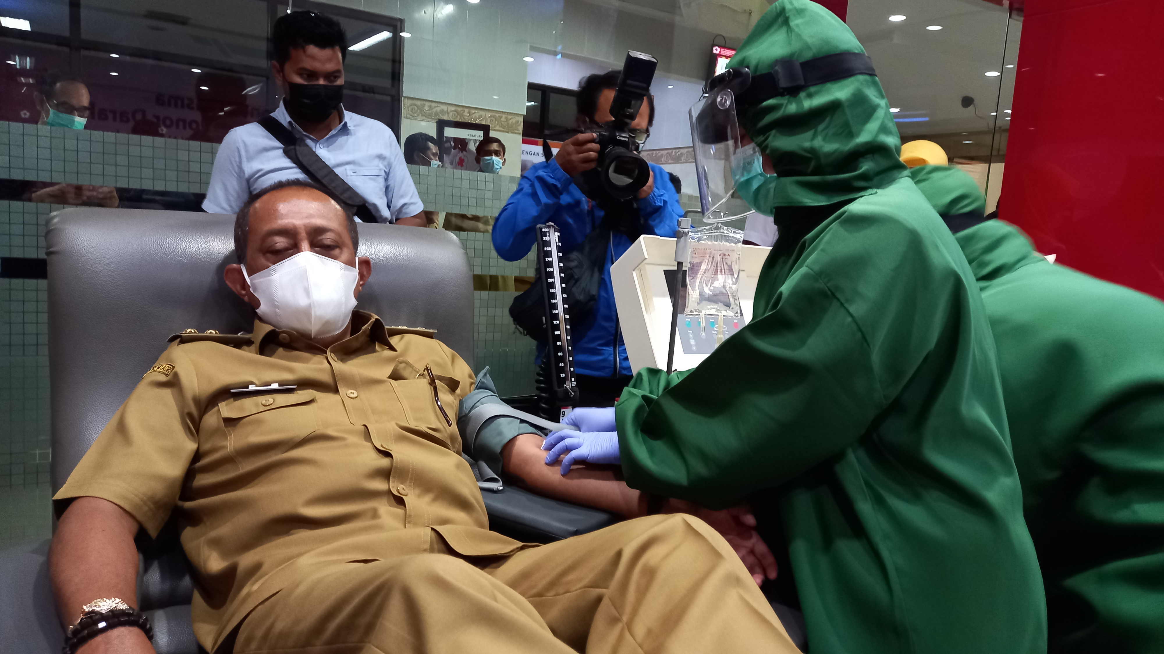 Wakil Wali Kota Armuji saat melakukan uji sampling di PMI Surabaya (Foto: Byta/Bacasaja.id)