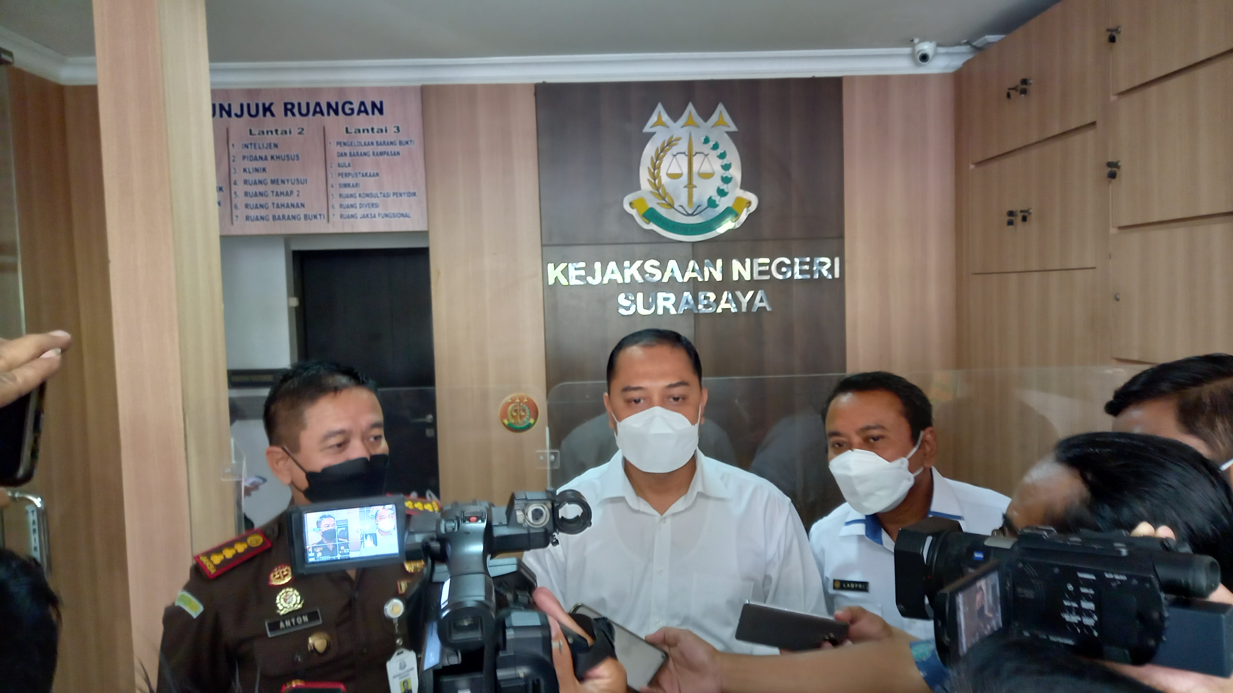 Wali Kota Surabaya Eri Cahyadi di Kejaksaan Negeri Surabaya, Jumat (5/3/2021). (Foto : Byta/Bacasaja.id)