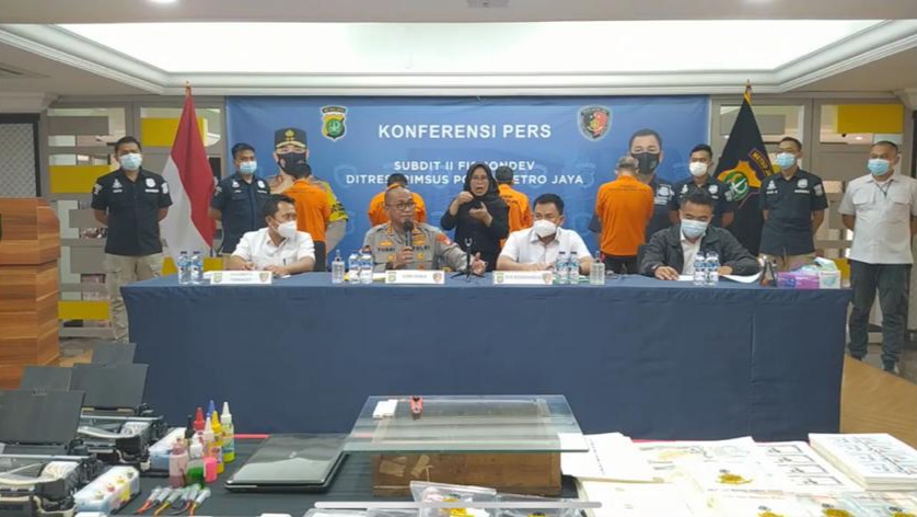 Kabid Humas Polda Metro Jaya Kombes Yusri Yunus menunjukkan barang bukti uang asing palsu saat konferensi pers, Rabu (10/3/2021). | (Tangkapan layar YouTube Channel Humas Polda Metro Jaya)