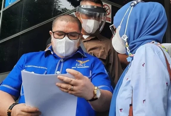 Ketua Bidang Advokasi dan Hukum Partai Demokrat versi KLB Razman Nasution dan tim kuasa hukum melaporkan Andi Mallarangeng di SPKT Polda Metro Jaya, Sabtu (13/3/2021). (Ant)