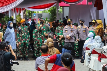 Panglima TNI Marsekal Hadi Tjahjanto dan Kapolri Jenderal Polisi Listyo Sigit Prabowo saat meninjau vaksinasi massal di Kota Surabaya.