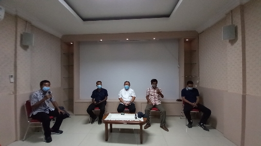 KOMPAK: (dari kiri) Konferensi pers bersama Yusuf Ekodono yang juga mantan pemain Timnas sepak bola, Kepala Dinas Pemuda dan Olahraga (Dispora) Kota Surabaya, Afghani Wardhana, Kepala Bidang Sarana dan Prasarana, Dispora Surabaya, Edi Santoso, dan Anang M