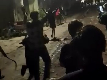 Tangkapan layar video puluhan bocah yang terlibat tawuran di Jalan Kedung Mangu Selatan. (Istimewa)
