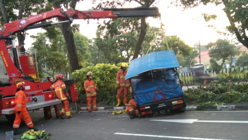 Petugas saat mengevakuasi pengemudi yang terjepit dalam mobilnya di Jalan Ahmad Yani, Sabtu (20/3/2021). (Istimewa). 