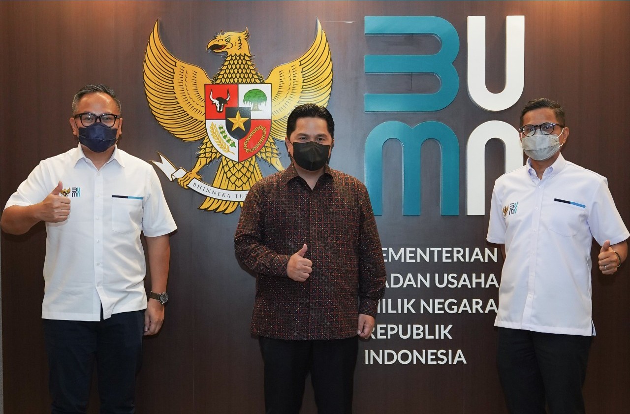 Menteri BUMN Erick Thohir bersama Menteri BUMN I Pahala Mansury dan Wakil Menteri BUMN II, Kartika Wirjoatmodjo, untuk membahas evaluasi dan rencana rencana kerja di tahun 2021. (Twitter Kementerian BUMN)