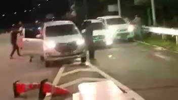 Tim Resmob Polres Malang Kota dan Pasuruan saat mengamankan pelaku curanmor di exit tol Leces Probolinggo (istimewa)