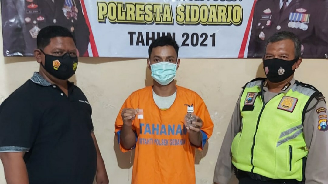 Agus Purwanto (26) saat diamankan di Mapolsek Gedangan Sidoarjo. (Istimewa) 