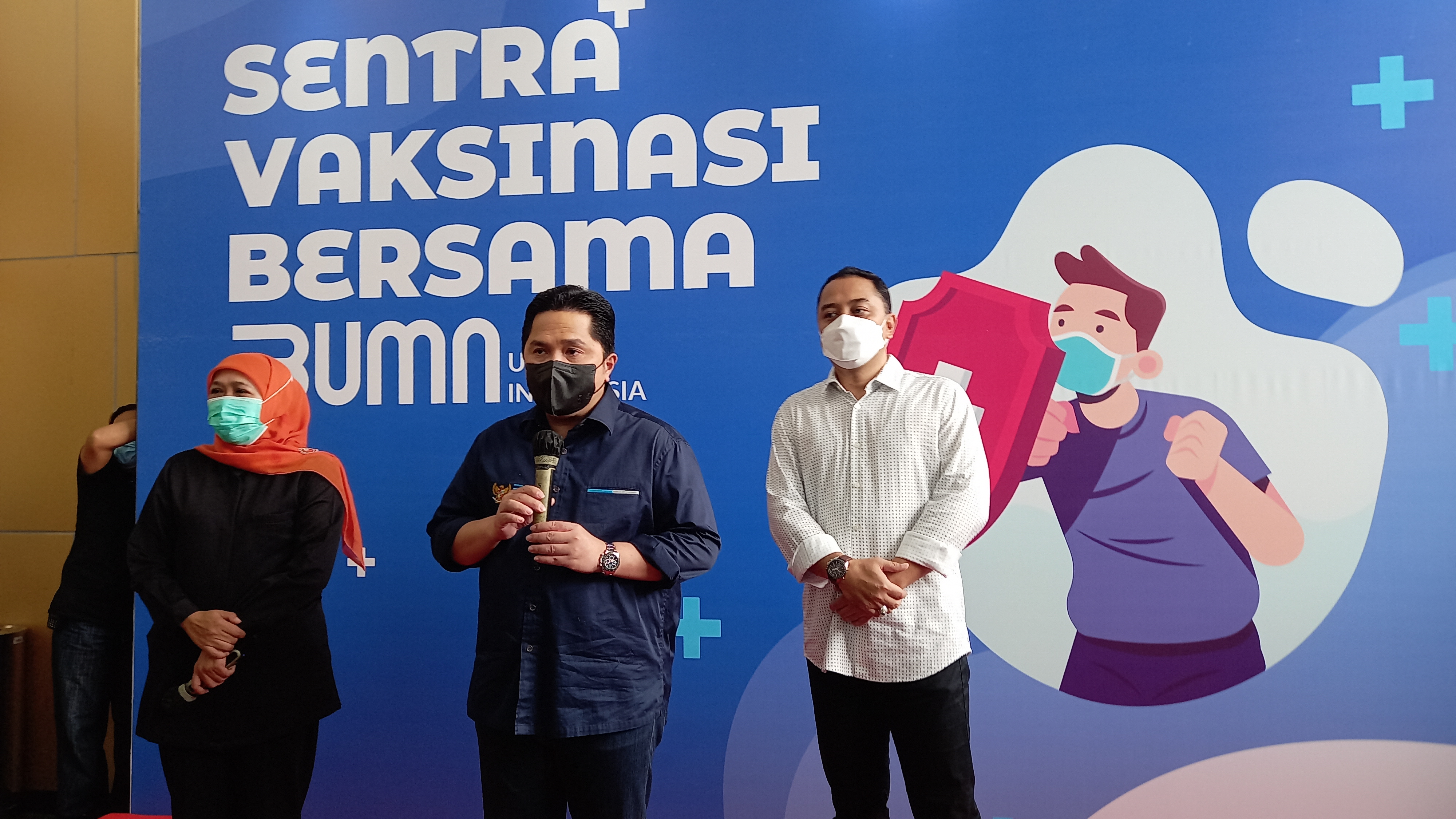 Gubernur Jawa Timur Khofifah Indar Parawansa, Menteri BUMN Erick Tohir, dan Wali Kota Surabaya Eri Cahyadi