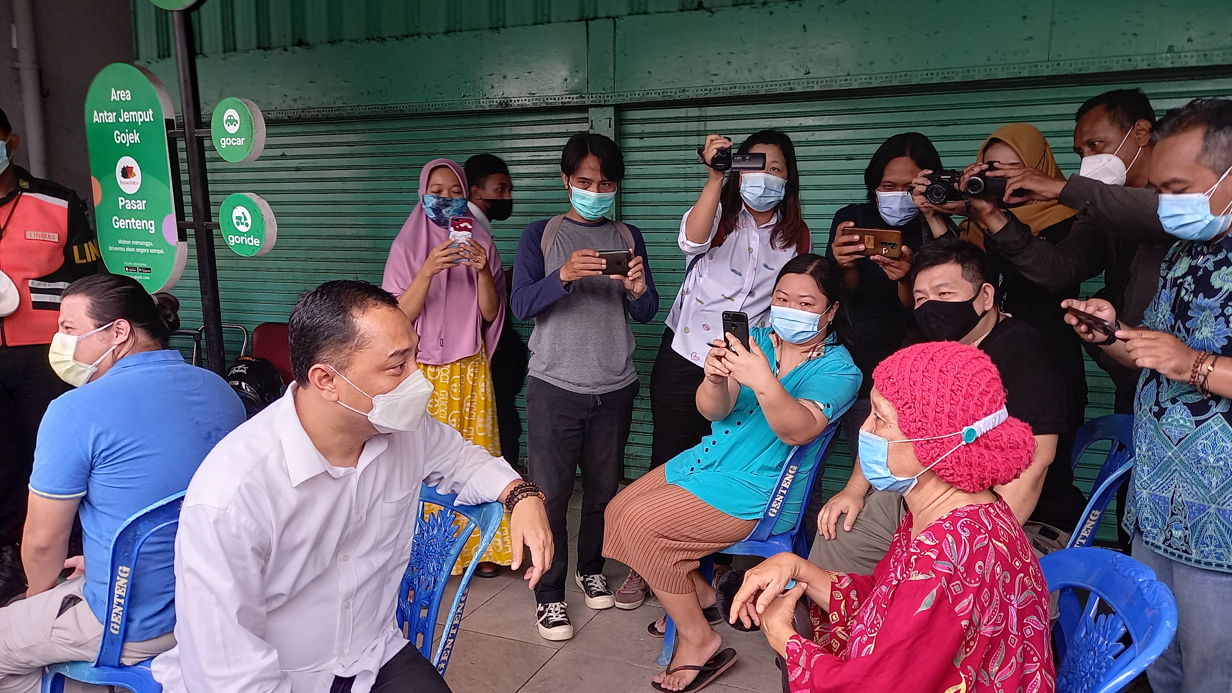 Wali Kota Surabaya Eri Cahyadi melakukan tinjauan vaksinasi Covid-19 bagi para pedagang di Pasar Genteng Baru