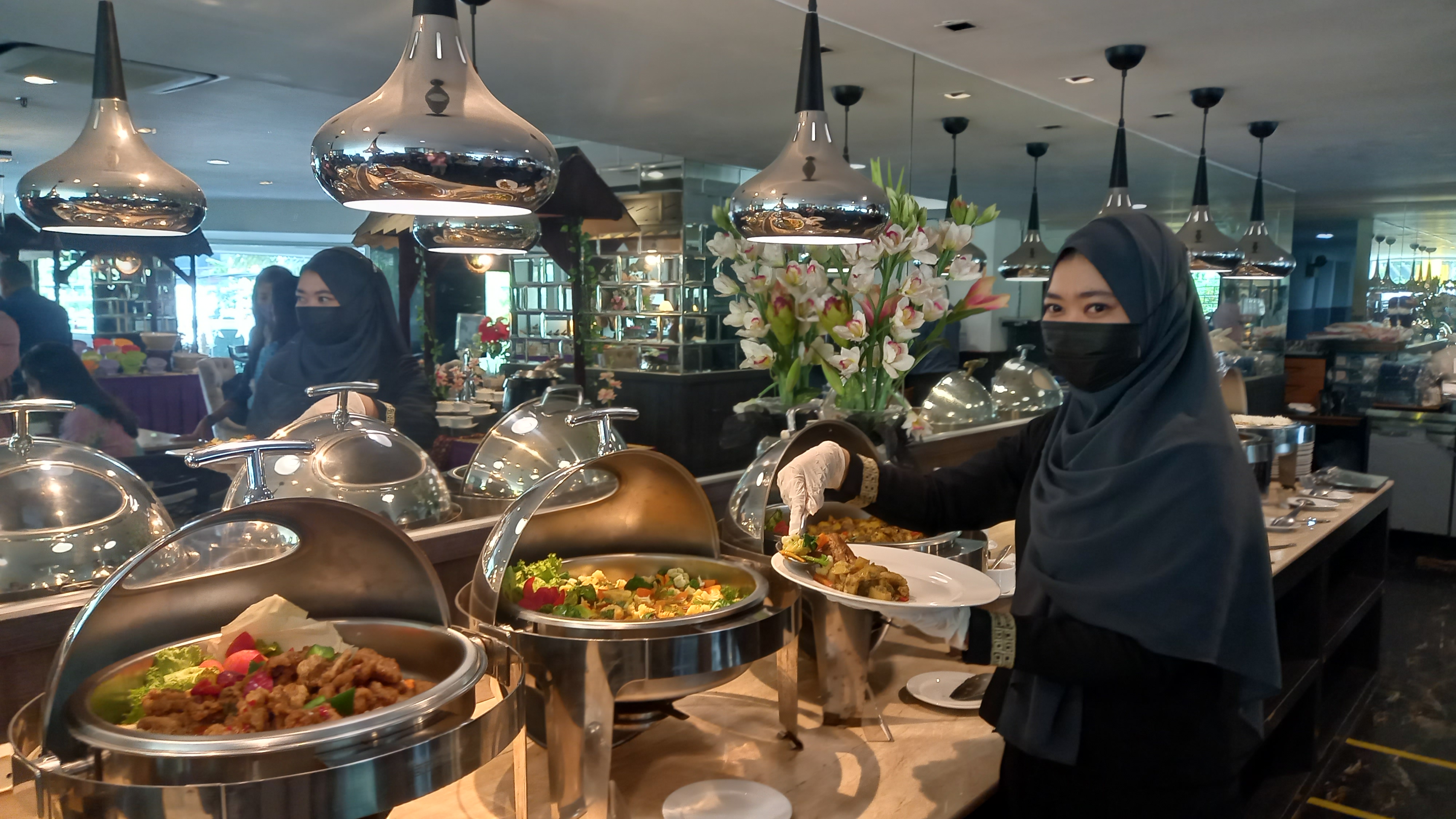 Pramusaji Hotel Royal Singosari Cendana saat mengambilkan hidangan buka puasa