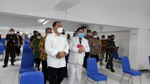 Wali Kota Surabaya Eri Cahyadi saat melakukan tinjauan di gereja.