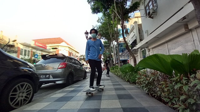 Skater Surabaya saat berlatih di trotoar Jalan Tunjungan Kota Surabaya