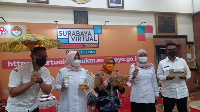 Kepala Bagian Humas Pemkot Surabaya Febriadhitya Prajatara, Kepala Dinas Kebudayaan dan Pariwisata Kota Surabaya Antiek Sugiharti, Ketua Dewan Kerajinan Nasional Daerah (Dekranasda) Kota Surabaya Rini Indriyani, Kepala Dinas Kebudayaan dan Pariwisata Kota