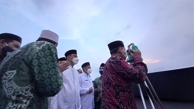 Rukyatul Hilal dilakukan di rooftop One Icon Tunjungan Plaza (TP) 3 Surabaya dengan ketinggian gedung mencapai 200 meter.