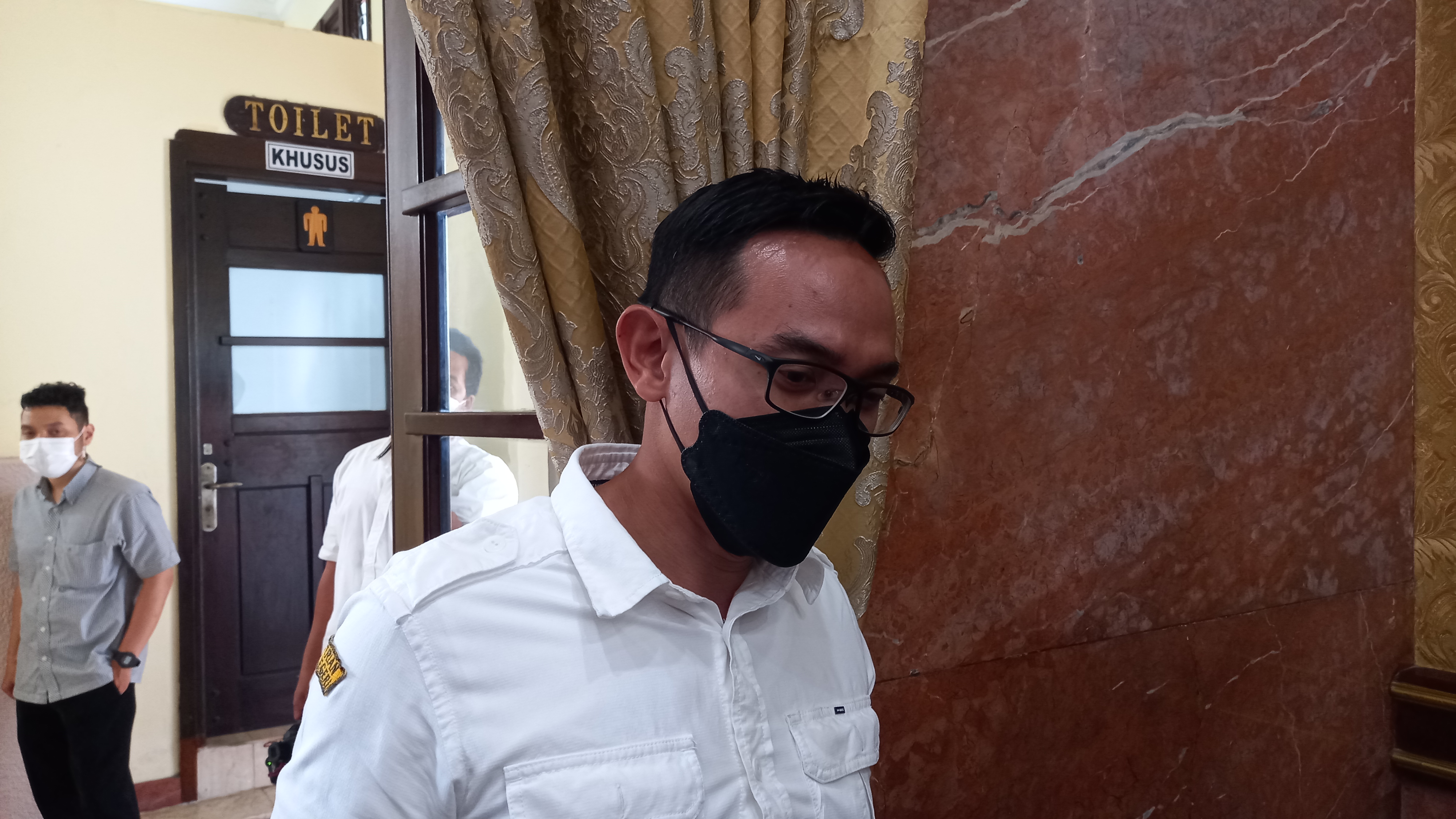 Kepala Bagian Humas Pemkot Surabaya Febriadhitya Prajatara