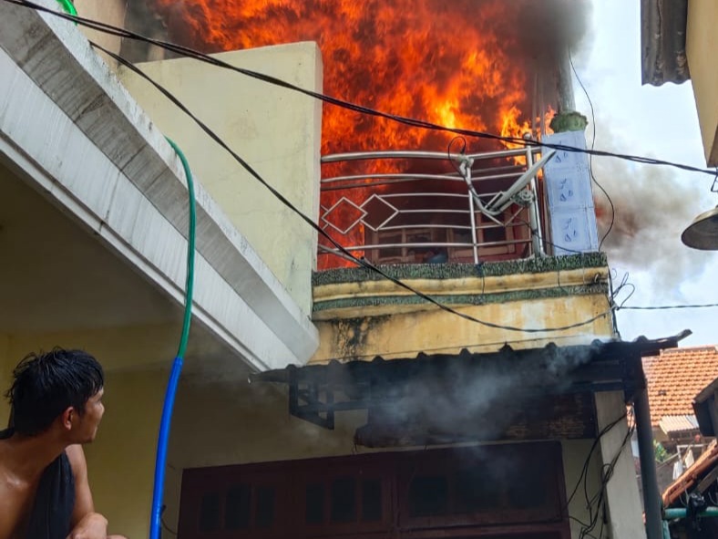 Kebakaran rumah lantai dua di Jalan Sidotopo IV Pasar No 114 A, Kecamatan Semampir, Surabaya, Sabtu (17/4).