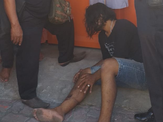 Pelaku yang tak berdaya usai dipukuli warga. (ist)