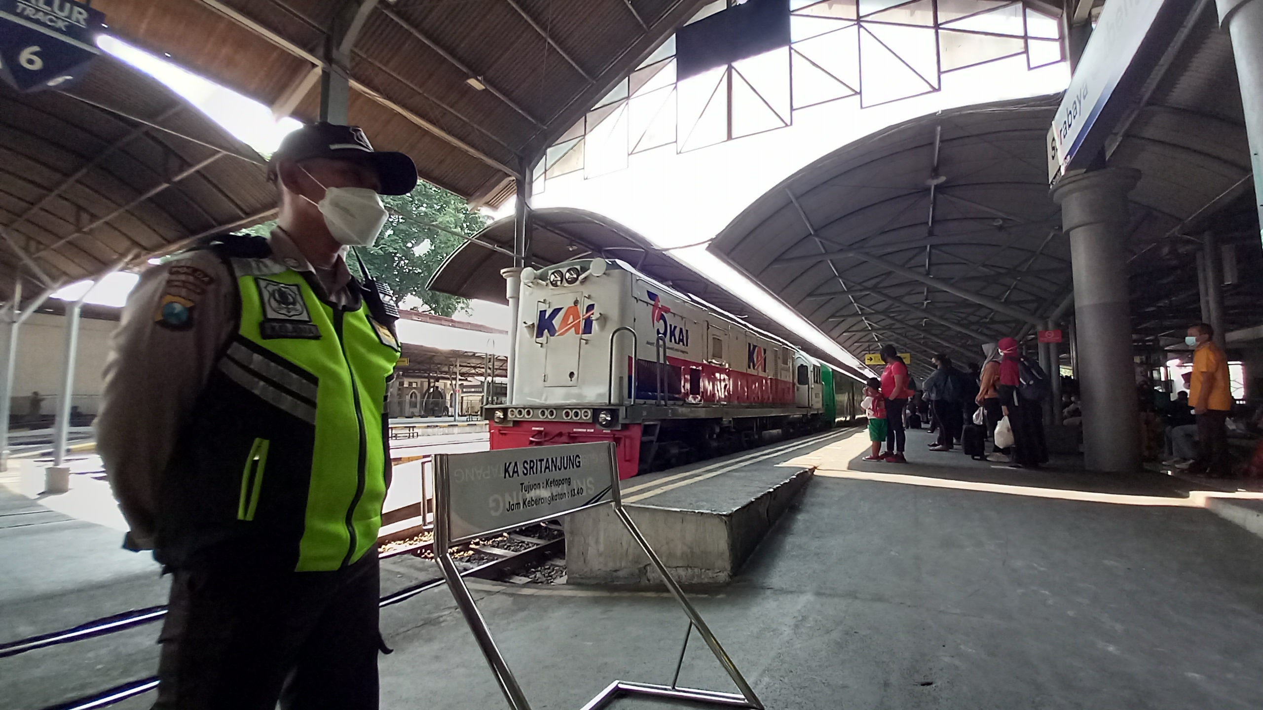 Situasi keberangakatan calon penumpang kereta api di Stasiun Gubeng Kota Surabaya, Jumat (23/4/2021).