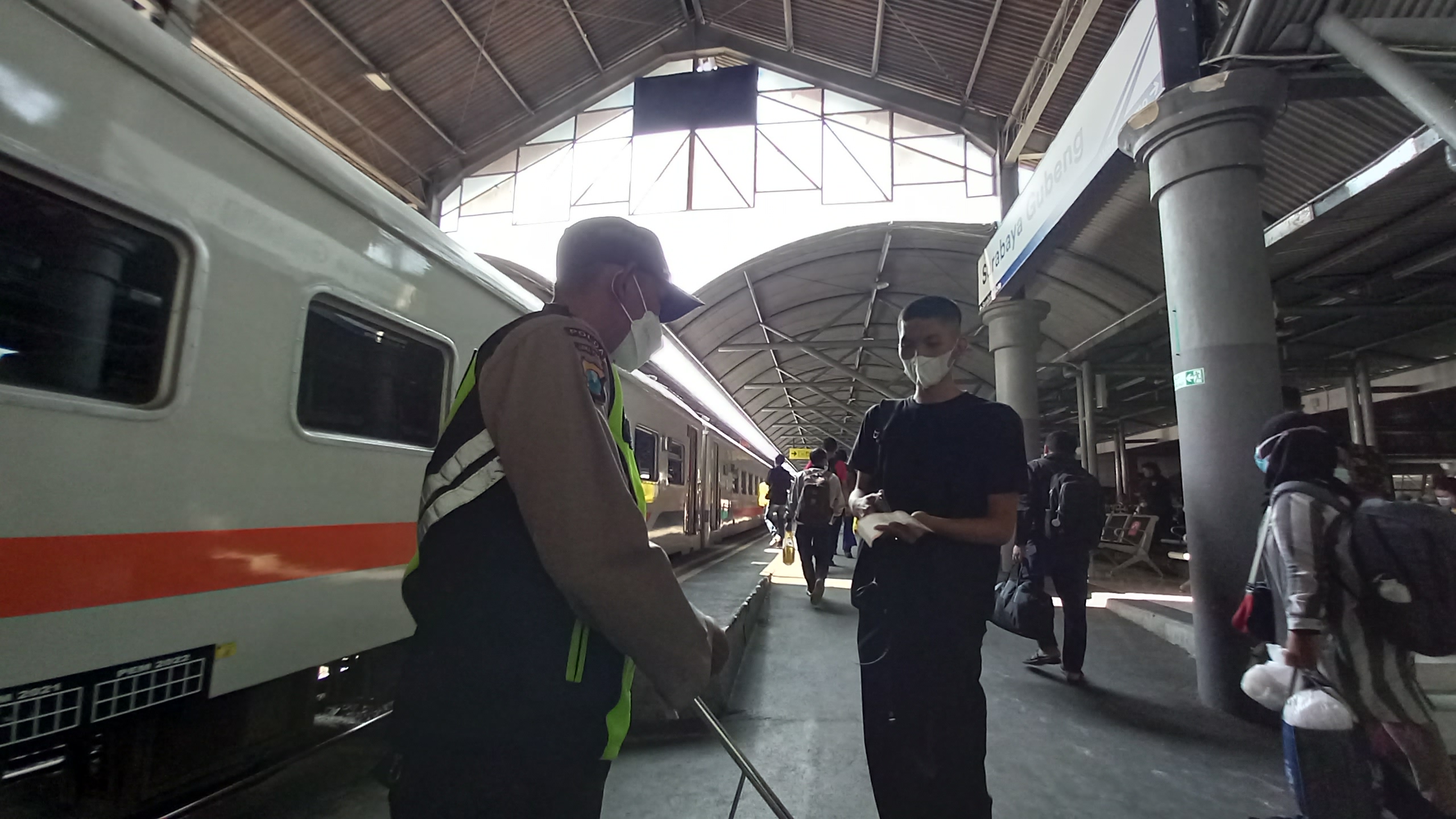 Situasi keberangakatan calon penumpang kereta api di Stasiun Gubeng Kota Surabaya
